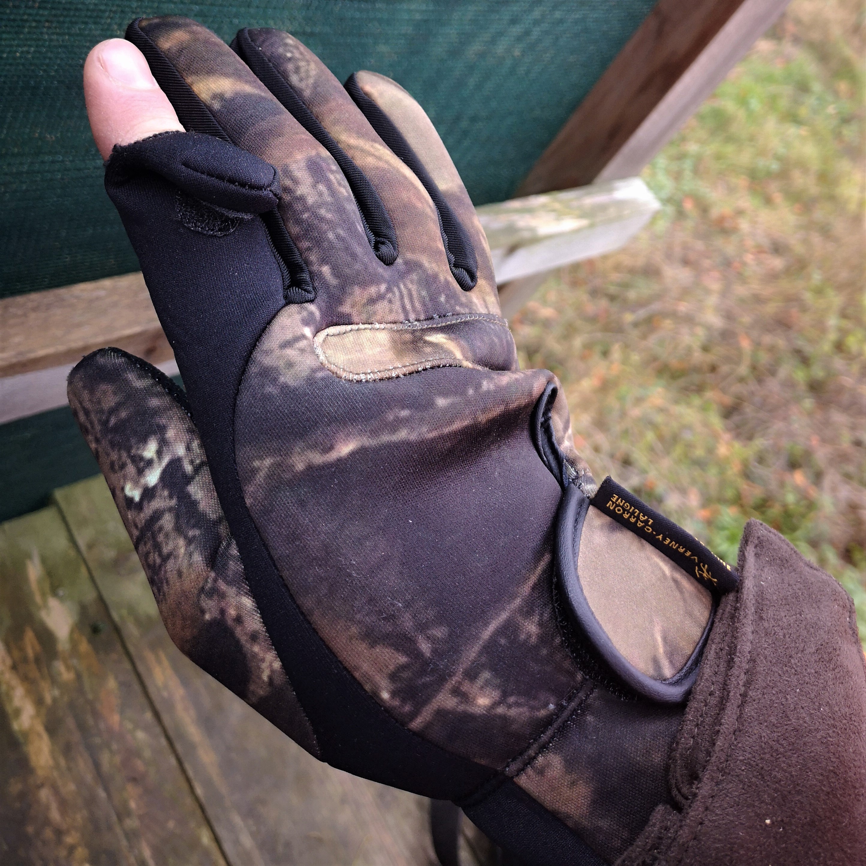 Der Neopren Jagdhandschuh auf dem Foto ist die Größe XL.