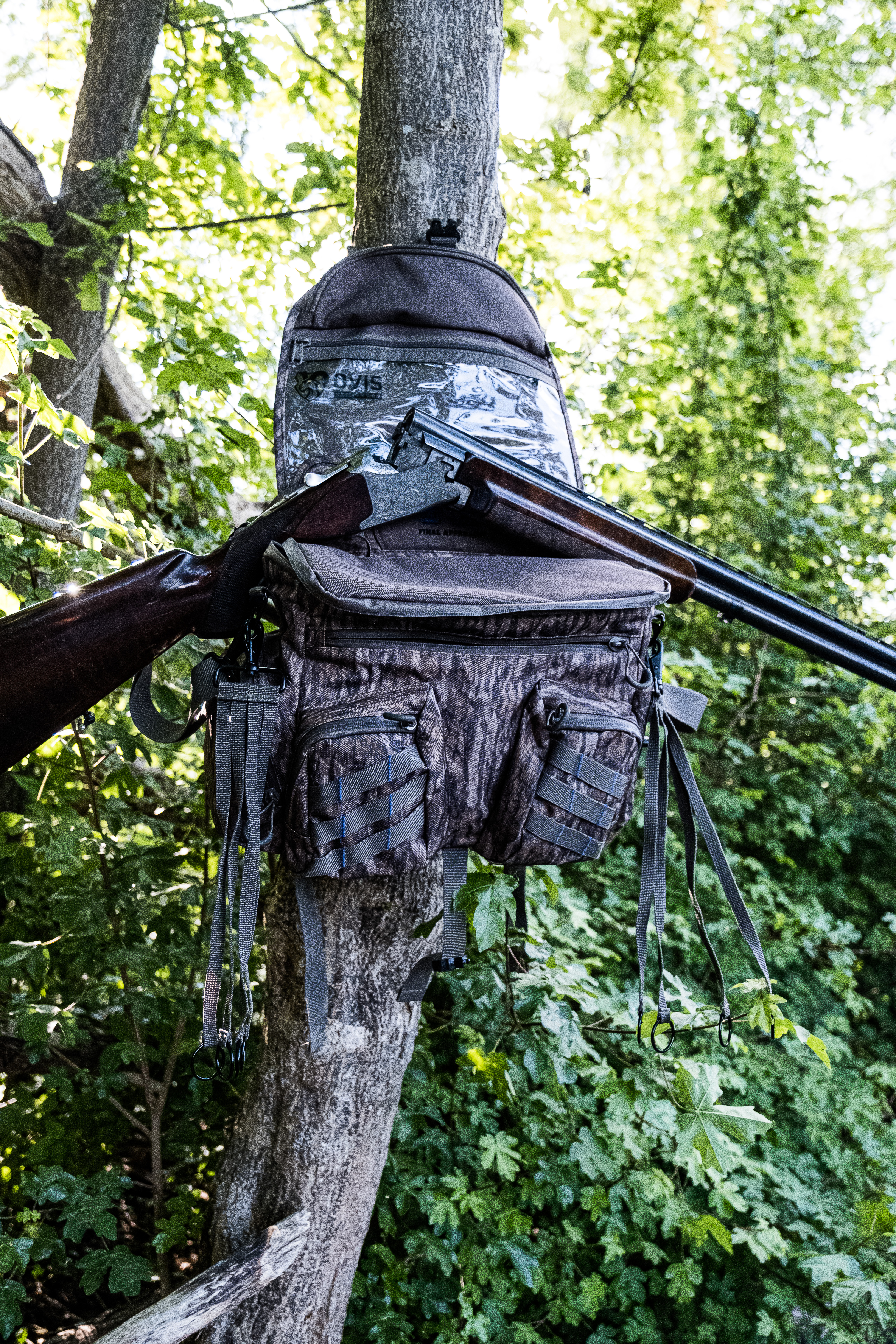 Die Jagdtasche Timber Bag kann auf der Jagd einfach um einen Baumstamm befestigt werden