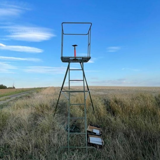 Metall Hochsitz mit Drehstuhl und Gewehrauflage