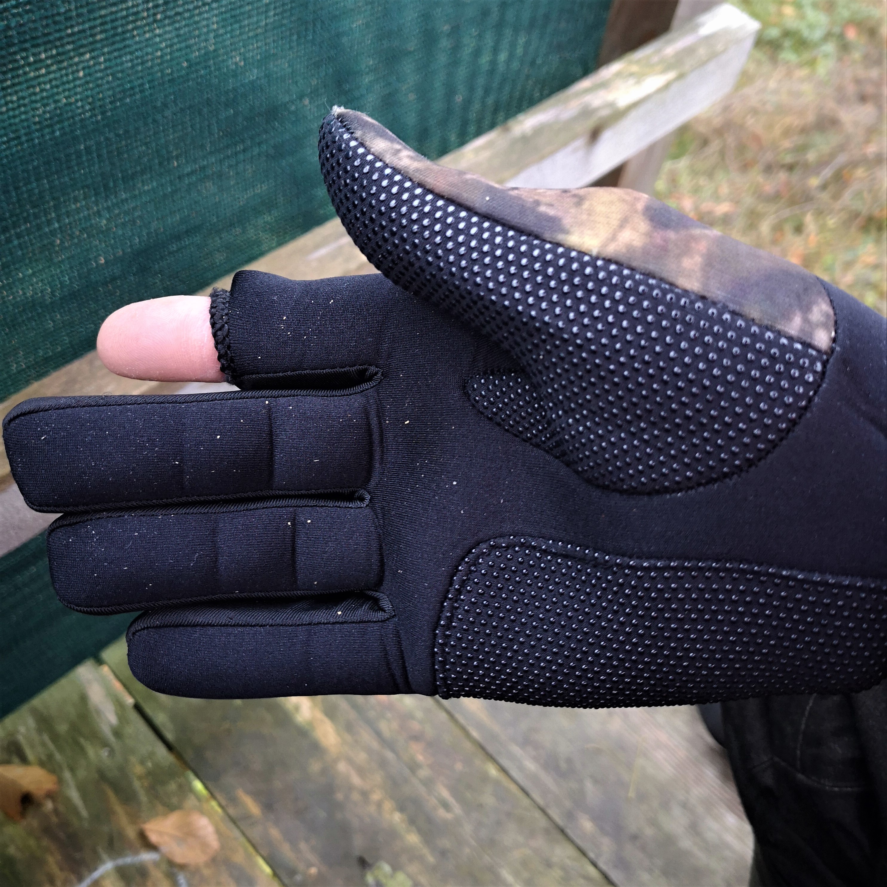 Der Schießfinger des Jagdhandschuhs ist praktisch abklappbar. 